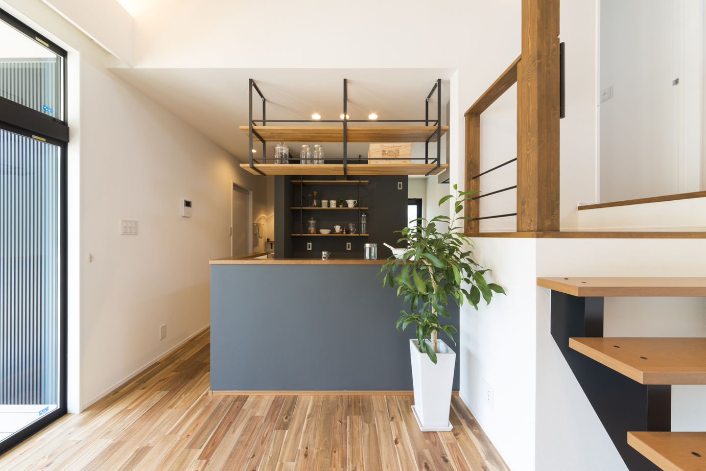 Rico Life. 久喜店 【平屋】内と外を土間でつなぐ“平屋”。壁の代わりに段差を設け、空間を区切って暮らしやすくの建築実例画像5