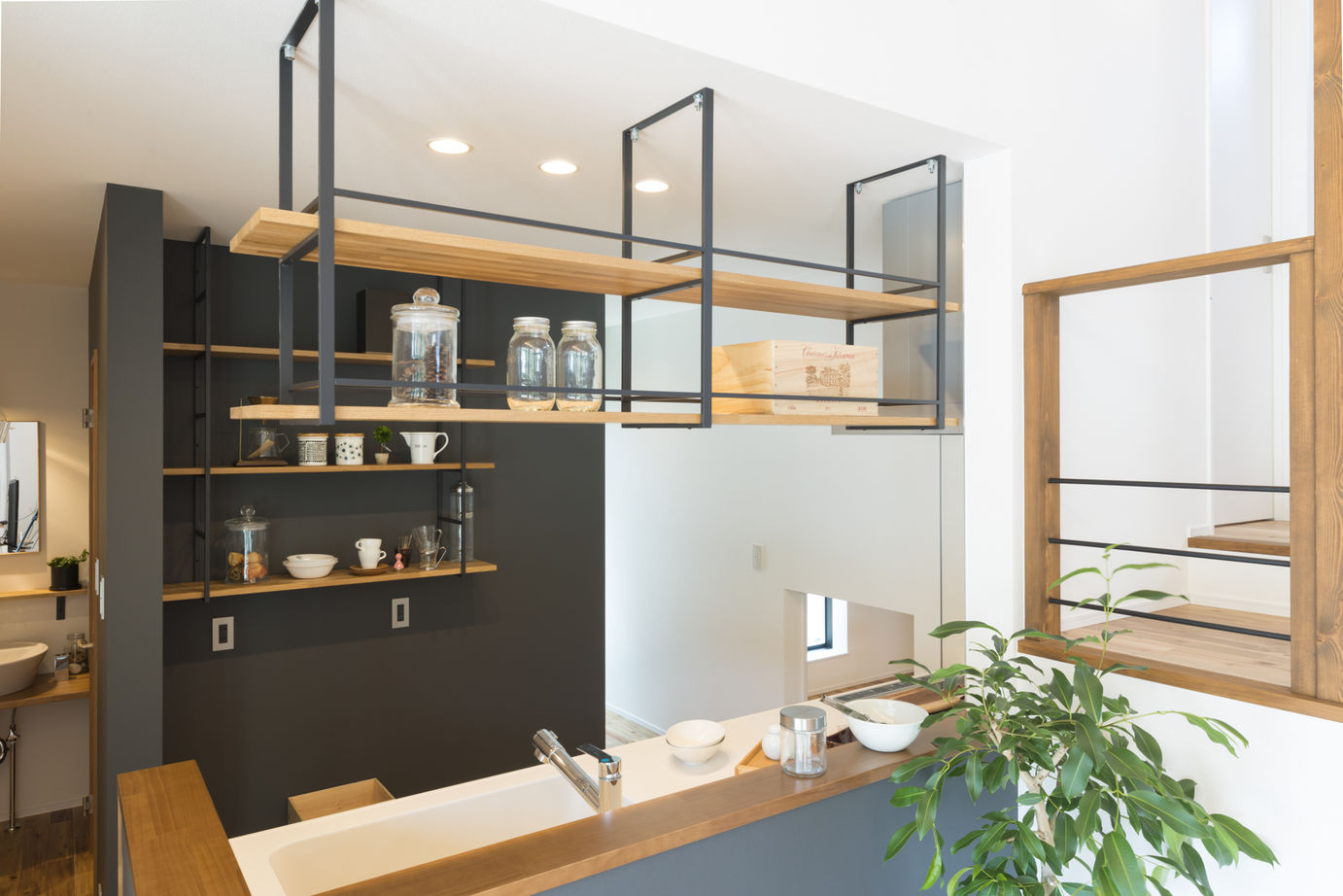 Rico Life. 久喜店 【平屋】内と外を土間でつなぐ“平屋”。壁の代わりに段差を設け、空間を区切って暮らしやすくの建築実例画像6