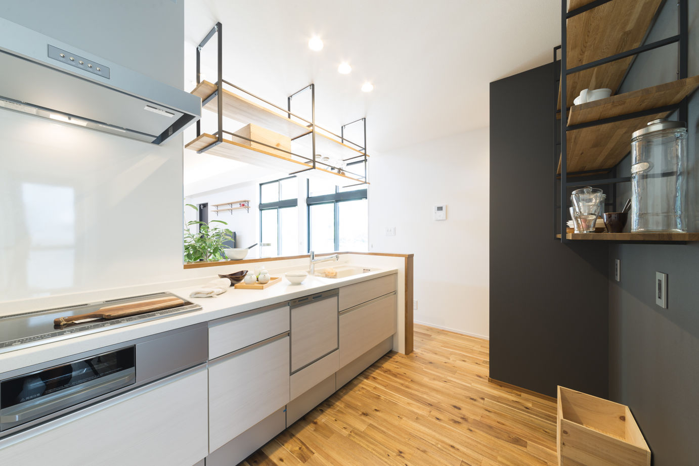 Rico Life. 久喜店 【平屋】内と外を土間でつなぐ“平屋”。壁の代わりに段差を設け、空間を区切って暮らしやすくの建築実例画像7