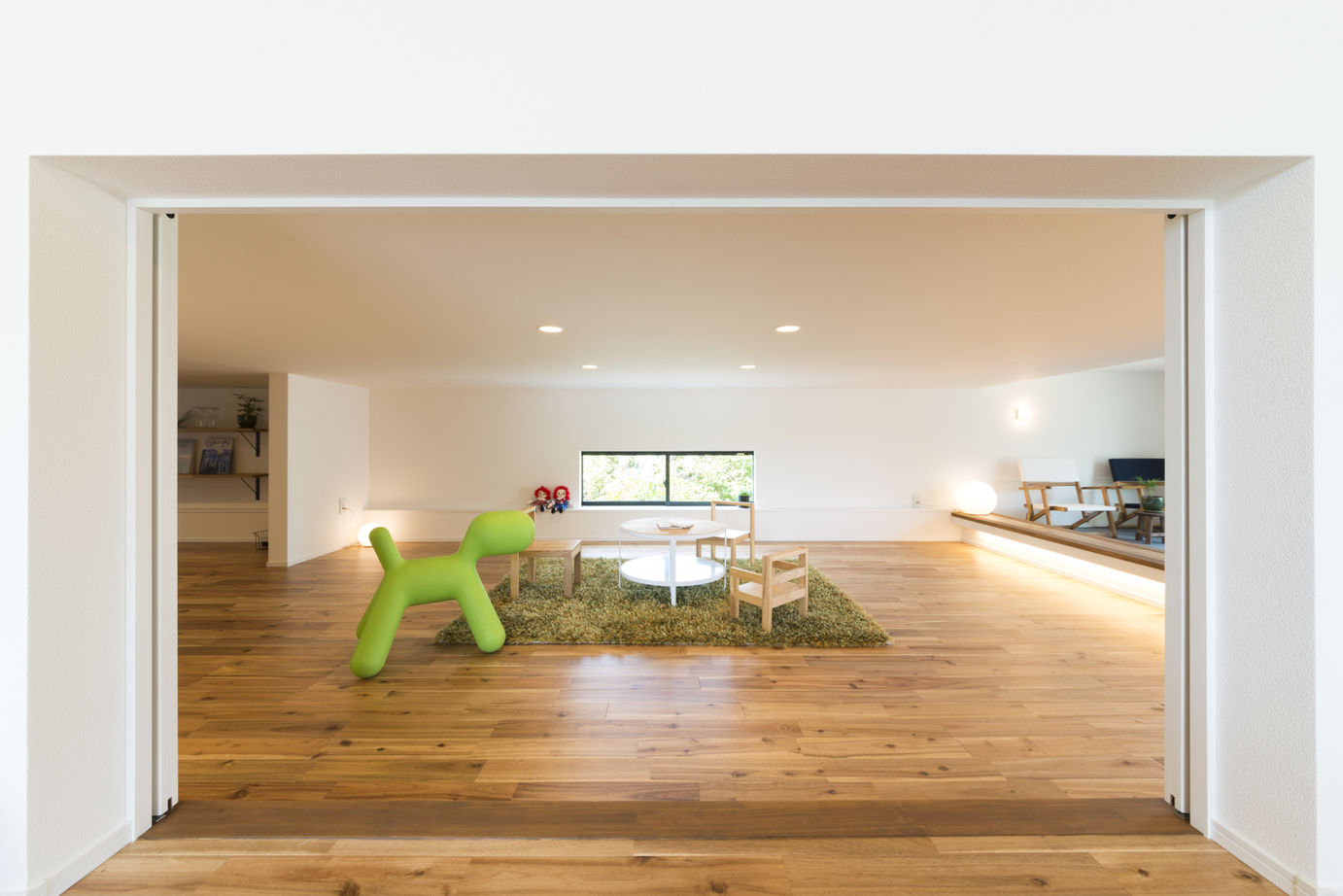 Rico Life. 久喜店 【平屋】内と外を土間でつなぐ“平屋”。壁の代わりに段差を設け、空間を区切って暮らしやすくの建築実例画像9