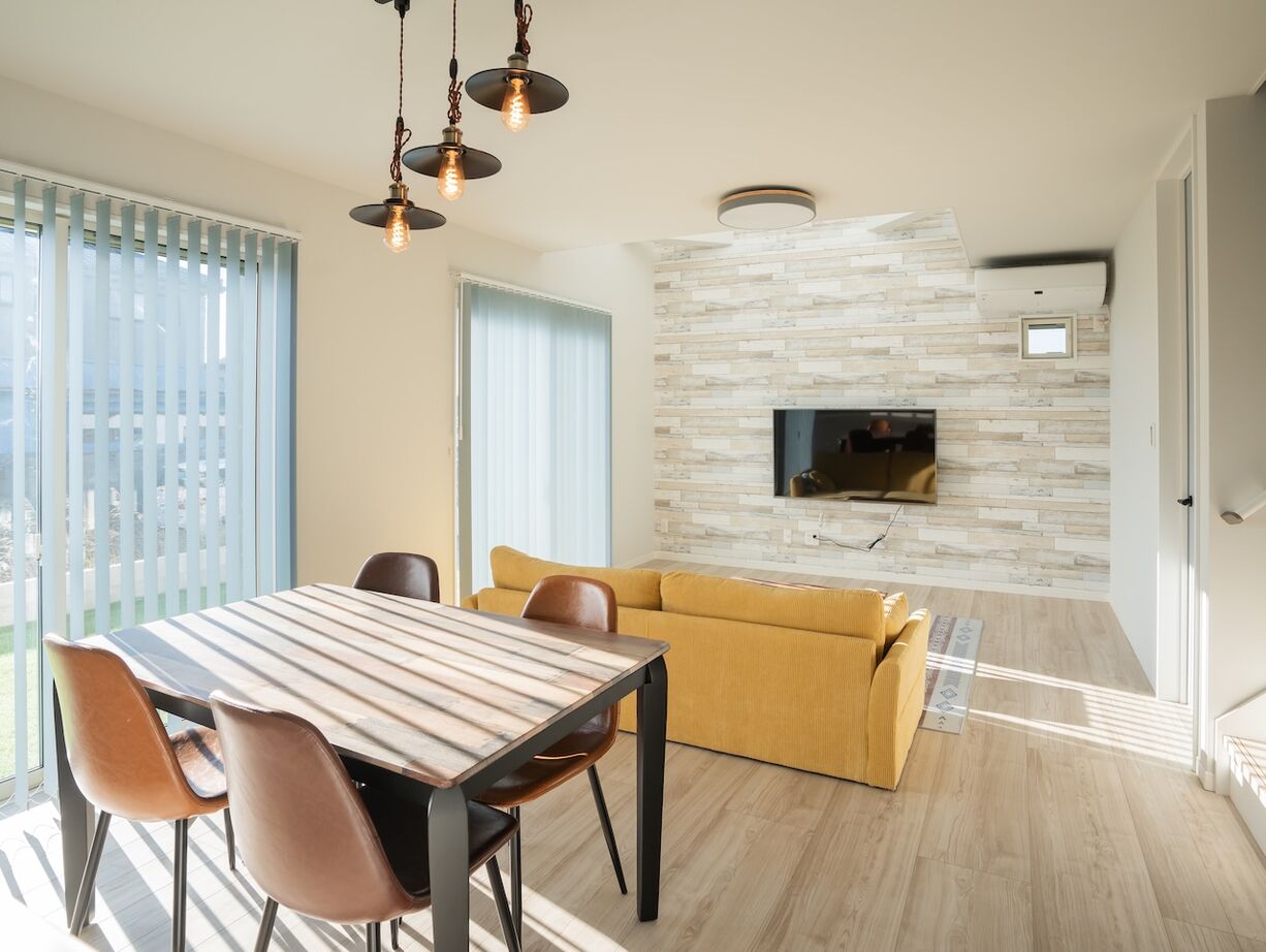 Rico Life. 久喜店 【2000万円｜34坪｜間取り図あり】「広くて明るいリビングがほしい」を実現したカリフォルニアスタイルの家の建築実例画像2