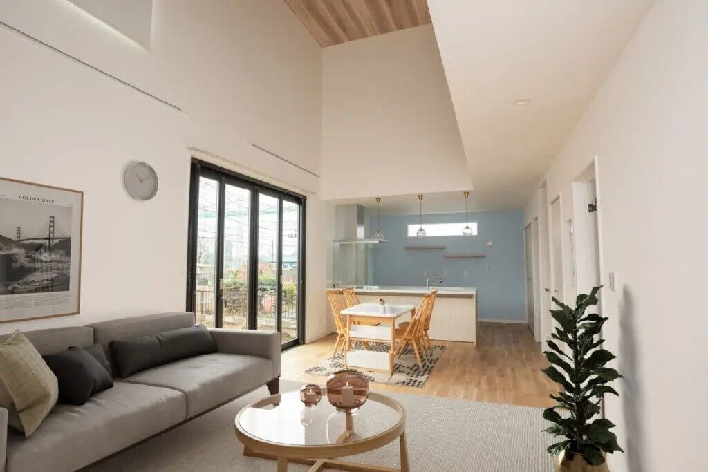 Rico Life. 久喜店 【27坪台｜吹き抜け｜間取り図あり】吹き抜けのあるリビング。大容量の収納×回遊動線を実現した住まいの建築実例画像2