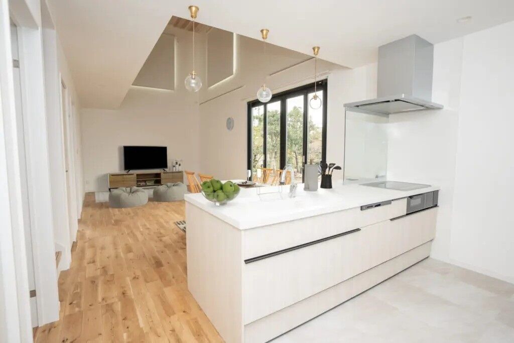 Rico Life. 久喜店 【27坪台｜吹き抜け｜間取り図あり】吹き抜けのあるリビング。大容量の収納×回遊動線を実現した住まいの建築実例画像3