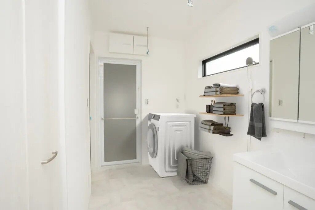 Rico Life. 久喜店 【27坪台｜吹き抜け｜間取り図あり】吹き抜けのあるリビング。大容量の収納×回遊動線を実現した住まいの建築実例画像5