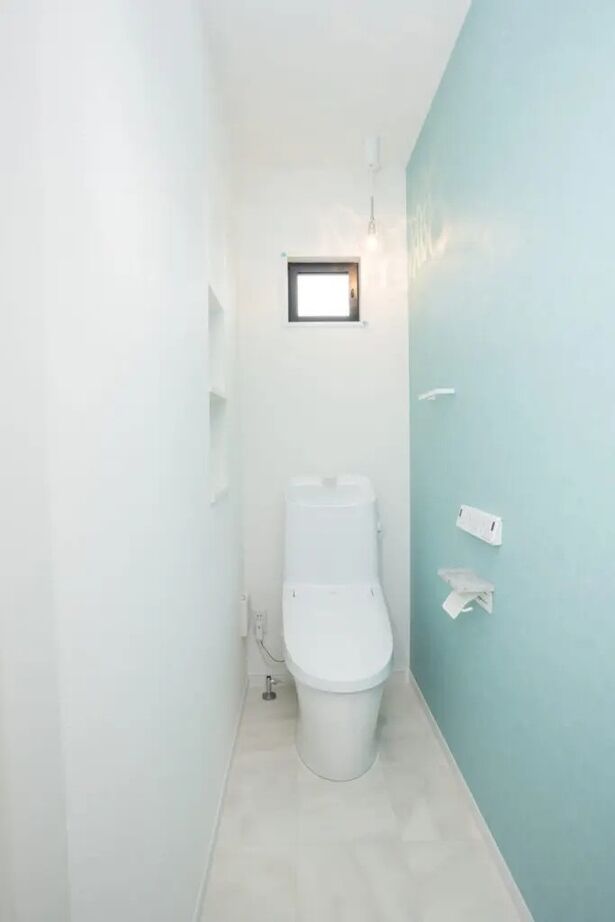 Rico Life. 久喜店 【27坪台｜吹き抜け｜間取り図あり】吹き抜けのあるリビング。大容量の収納×回遊動線を実現した住まいの建築実例画像6