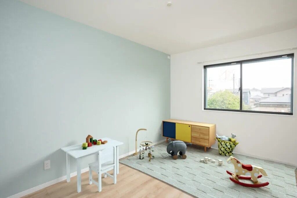 Rico Life. 久喜店 【27坪台｜吹き抜け｜間取り図あり】吹き抜けのあるリビング。大容量の収納×回遊動線を実現した住まいの建築実例画像7