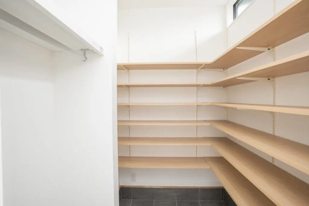 Rico Life. 久喜店 【27坪台｜吹き抜け｜間取り図あり】吹き抜けのあるリビング。大容量の収納×回遊動線を実現した住まいの建築実例画像8