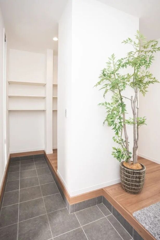 Rico Life. 久喜店 【38坪台｜平屋｜間取り図あり】2way玄関・テレビ裏収納・ファミリークローゼット、生活感を“隠せる平屋”の建築実例画像6