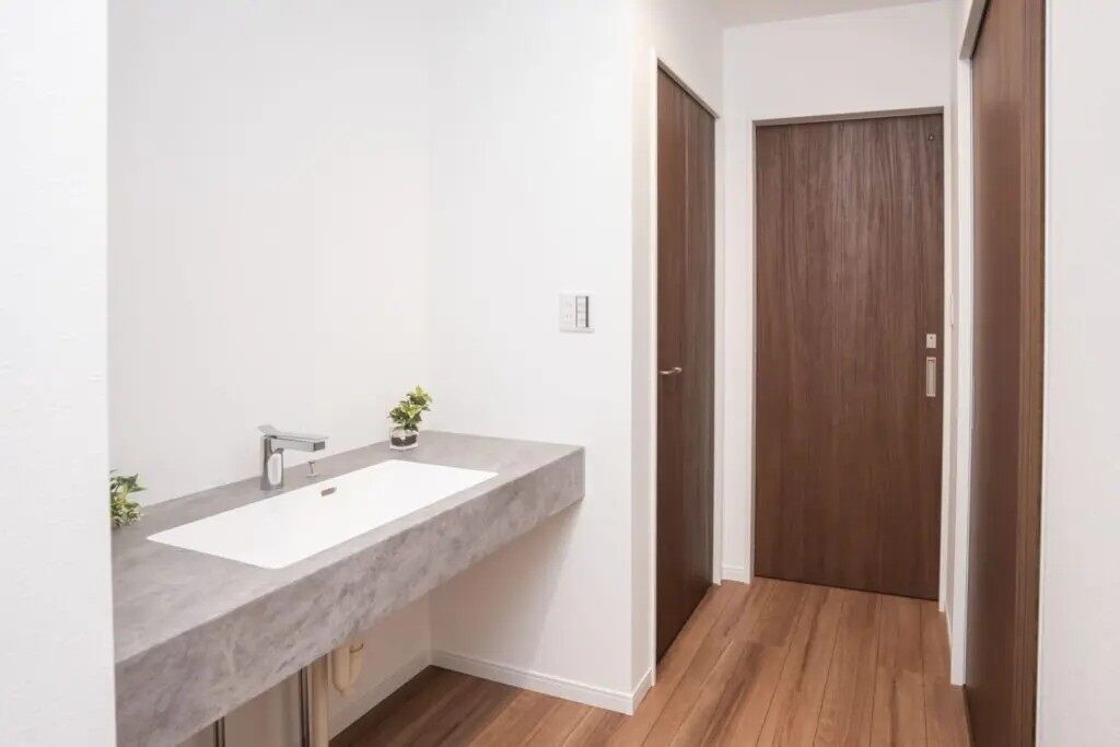 Rico Life. 久喜店 【38坪台｜平屋｜間取り図あり】2way玄関・テレビ裏収納・ファミリークローゼット、生活感を“隠せる平屋”の建築実例画像7