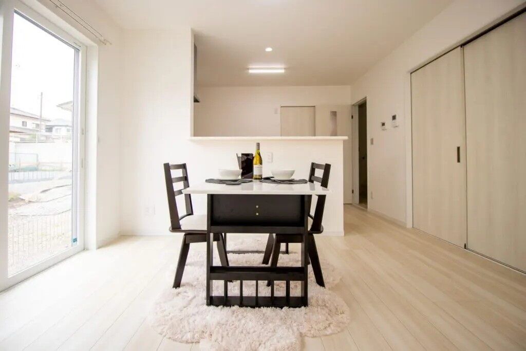 Rico Life. 久喜店 【31坪台｜ペットとの暮らし｜間取り図あり】インナーバルコニーが魅力的！猫への愛情が詰まった住まいの建築実例画像3