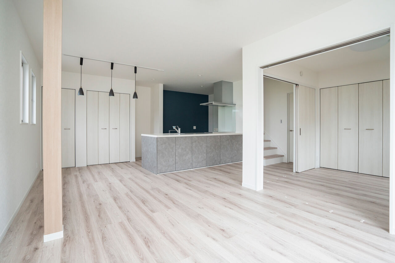 Rico Life. 久喜店 【30坪｜ネイビー×木目の外観｜広いキッチン】クールさと温かさを持ち合わせた、収納充実のモダンハウスの建築実例画像2