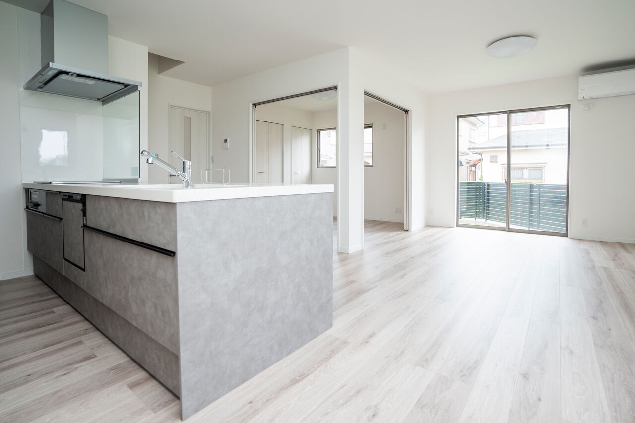 Rico Life. 久喜店 【30坪｜ネイビー×木目の外観｜広いキッチン】クールさと温かさを持ち合わせた、収納充実のモダンハウスの建築実例画像3