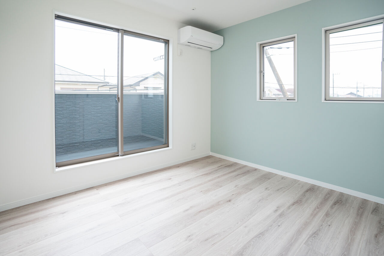 Rico Life. 久喜店 【30坪｜ネイビー×木目の外観｜広いキッチン】クールさと温かさを持ち合わせた、収納充実のモダンハウスの建築実例画像4