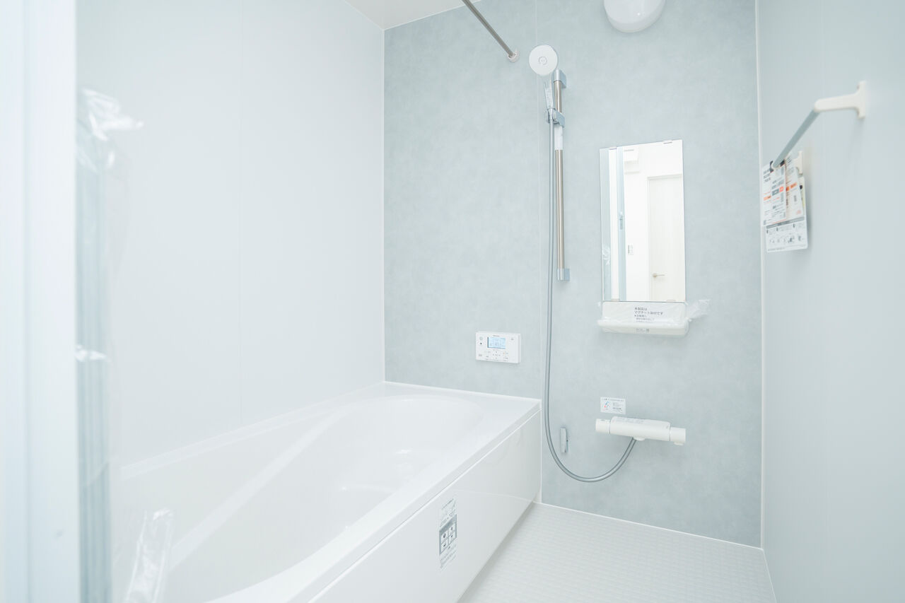 Rico Life. 久喜店 【30坪｜ネイビー×木目の外観｜広いキッチン】クールさと温かさを持ち合わせた、収納充実のモダンハウスの建築実例画像5