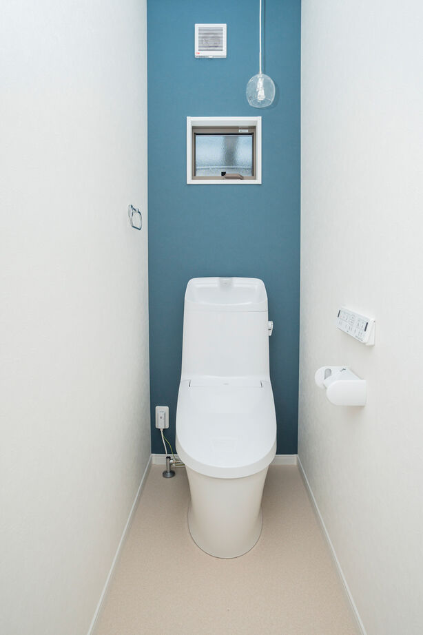 Rico Life. 久喜店 【30坪｜ネイビー×木目の外観｜広いキッチン】クールさと温かさを持ち合わせた、収納充実のモダンハウスの建築実例画像6