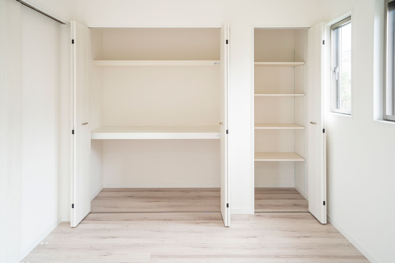 Rico Life. 久喜店 【30坪｜ネイビー×木目の外観｜広いキッチン】クールさと温かさを持ち合わせた、収納充実のモダンハウスの建築実例画像7