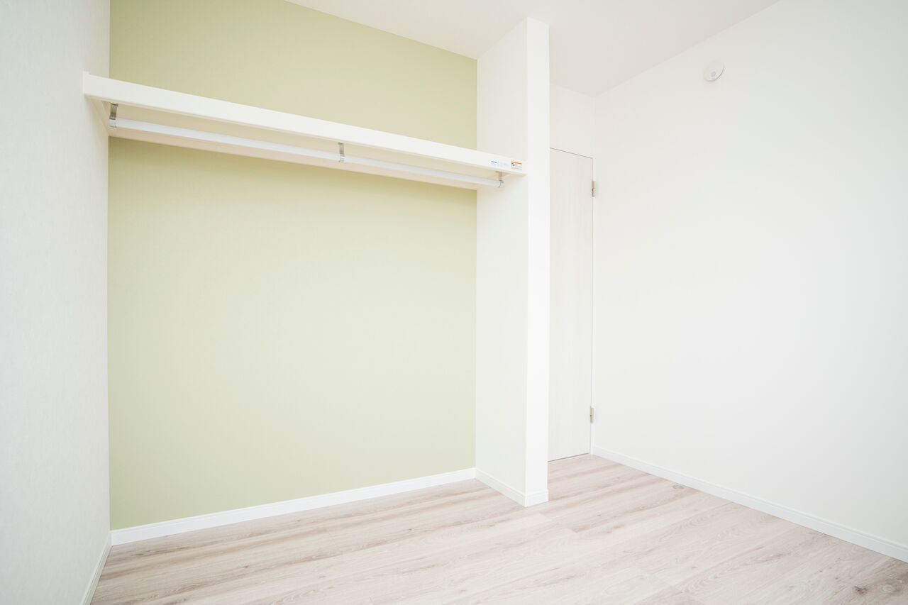 Rico Life. 久喜店 【30坪｜ネイビー×木目の外観｜広いキッチン】クールさと温かさを持ち合わせた、収納充実のモダンハウスの建築実例画像8