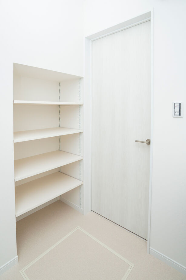 Rico Life. 久喜店 【30坪｜ネイビー×木目の外観｜広いキッチン】クールさと温かさを持ち合わせた、収納充実のモダンハウスの建築実例画像9