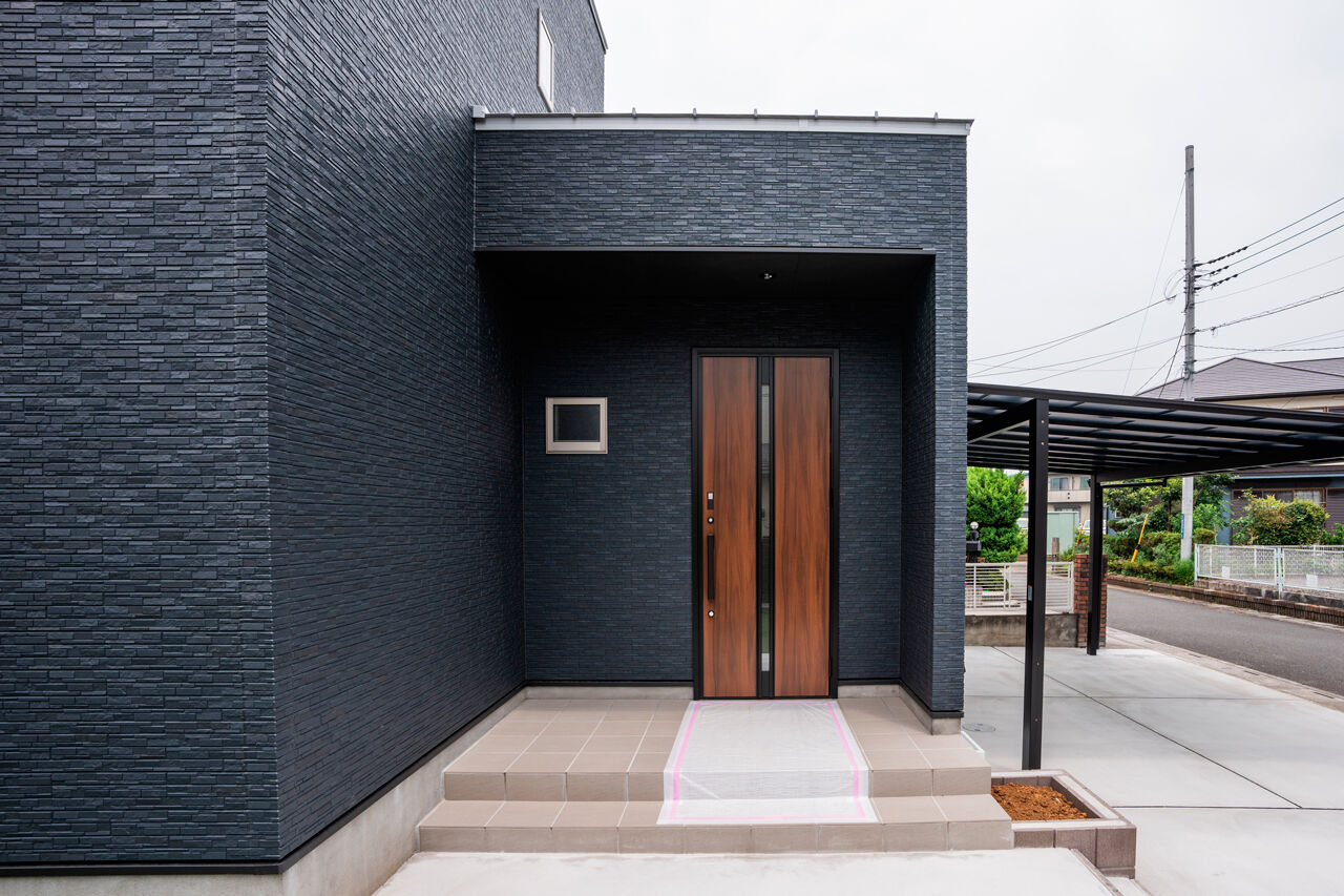 Rico Life. 久喜店 【30坪｜ネイビー×木目の外観｜広いキッチン】クールさと温かさを持ち合わせた、収納充実のモダンハウスの建築実例画像10