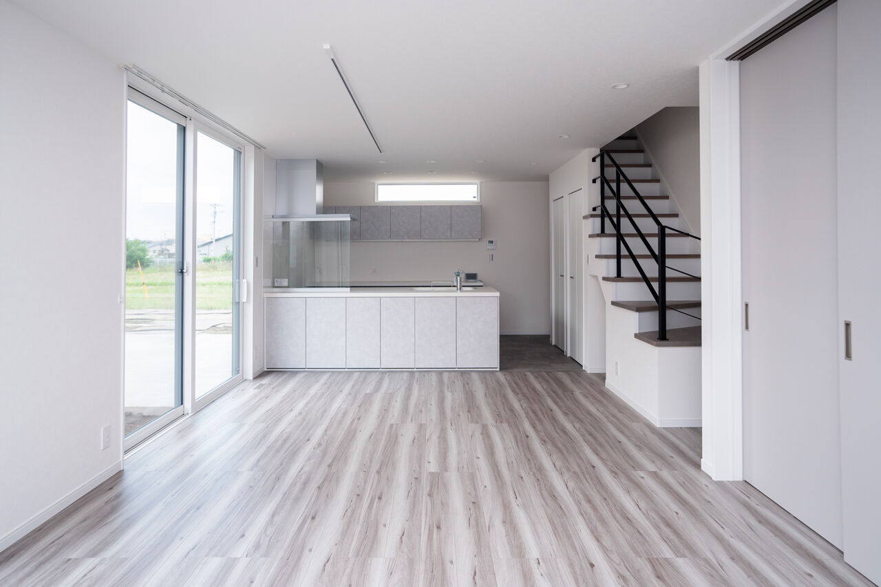 Rico Life. 久喜店 【44坪台｜美しい外観｜回遊動線】広いリビング、ペニンシュラキッチン、施主の想いを汲み取り描かれた邸宅の建築実例画像2