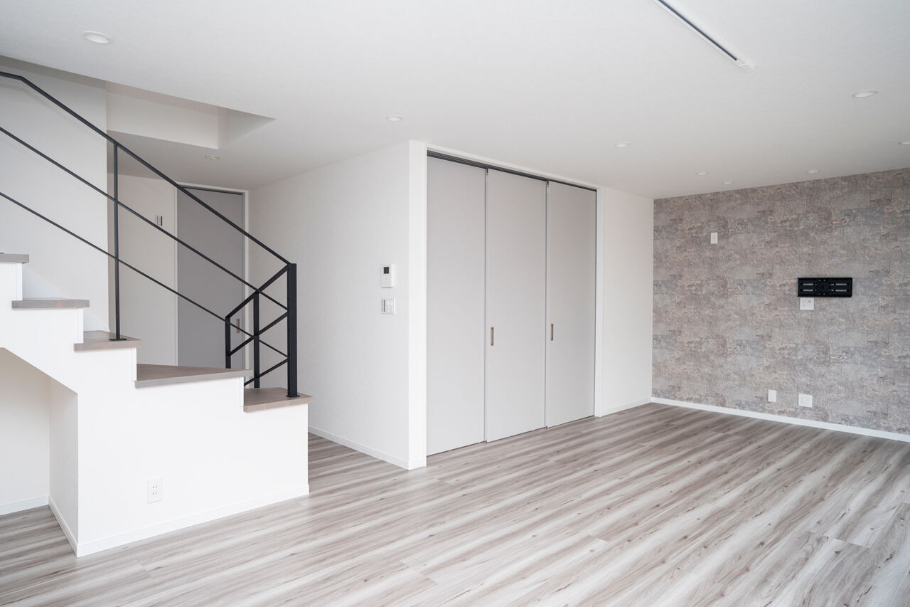 Rico Life. 久喜店 【44坪台｜美しい外観｜回遊動線】広いリビング、ペニンシュラキッチン、施主の想いを汲み取り描かれた邸宅の建築実例画像3