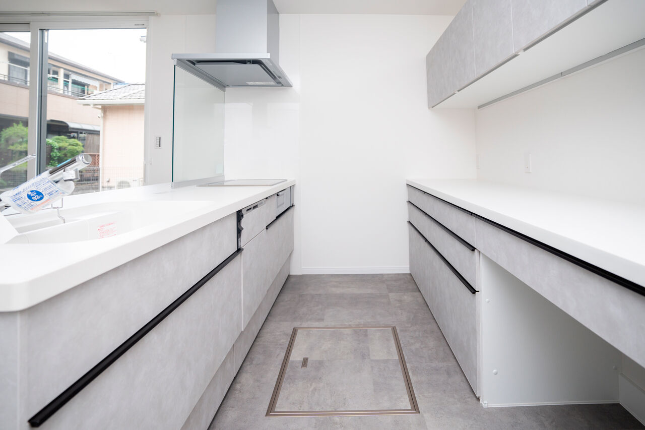 Rico Life. 久喜店 【44坪台｜美しい外観｜回遊動線】広いリビング、ペニンシュラキッチン、施主の想いを汲み取り描かれた邸宅の建築実例画像4