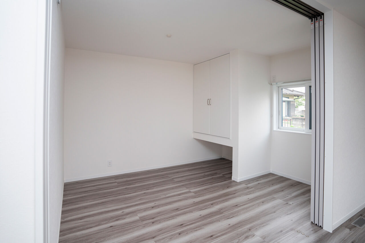 Rico Life. 久喜店 【44坪台｜美しい外観｜回遊動線】広いリビング、ペニンシュラキッチン、施主の想いを汲み取り描かれた邸宅の建築実例画像5