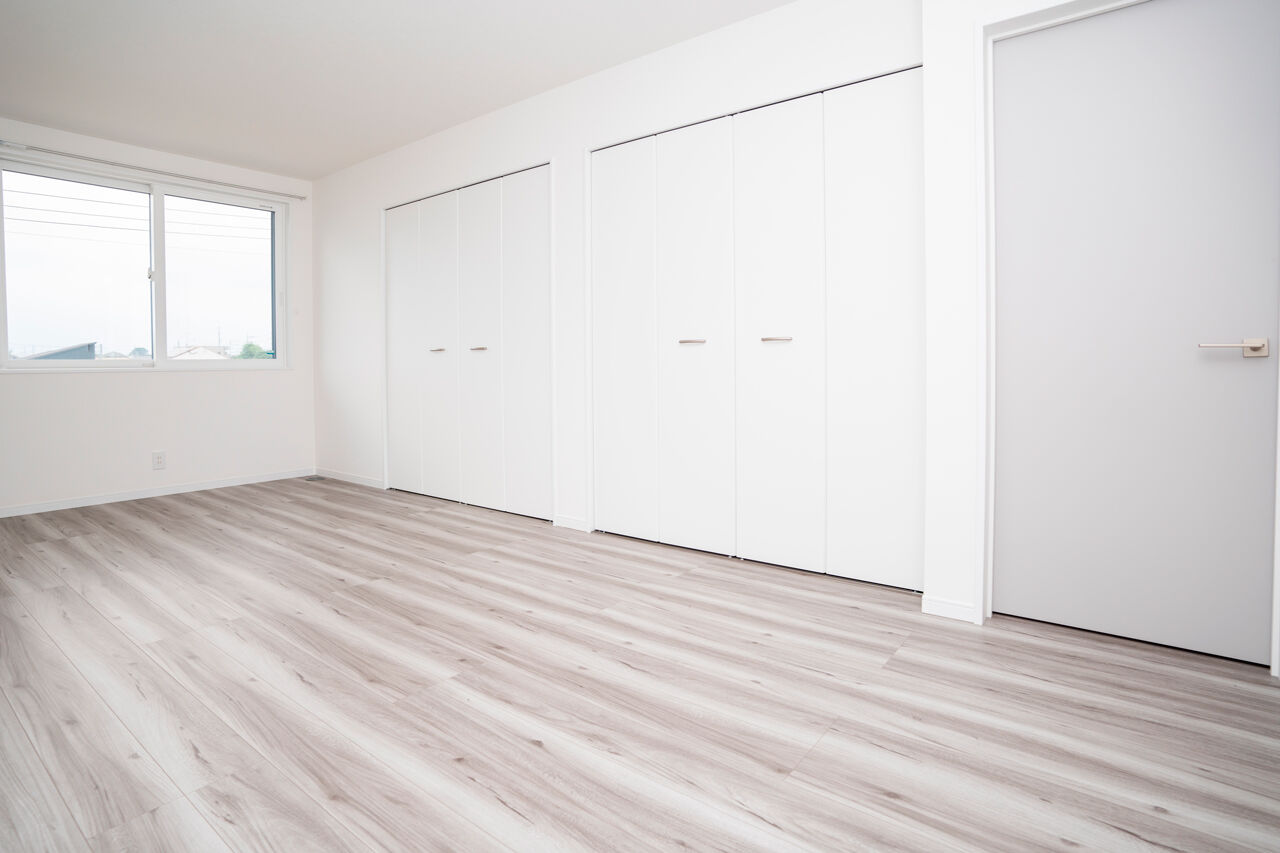 Rico Life. 久喜店 【44坪台｜美しい外観｜回遊動線】広いリビング、ペニンシュラキッチン、施主の想いを汲み取り描かれた邸宅の建築実例画像6