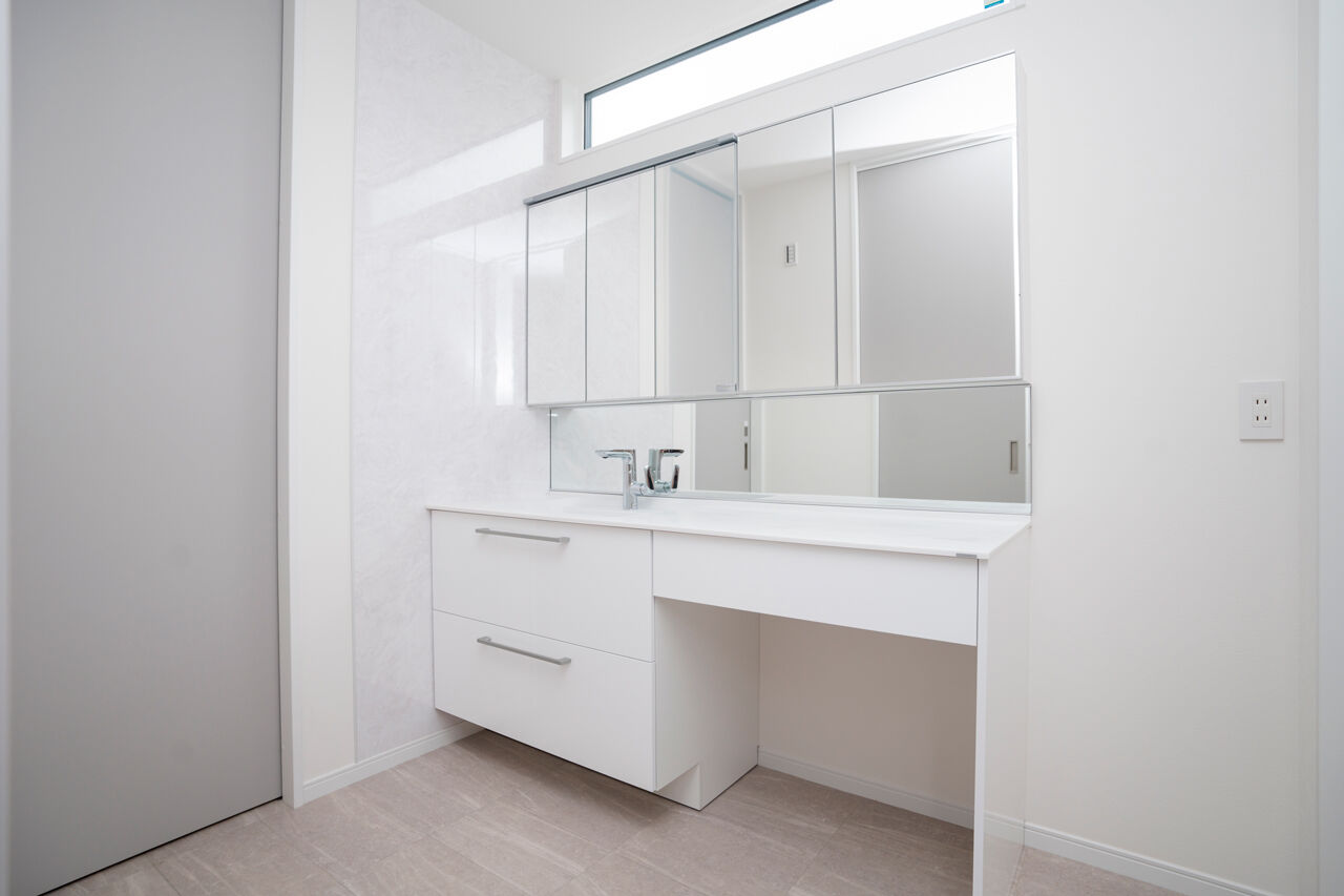 Rico Life. 久喜店 【44坪台｜美しい外観｜回遊動線】広いリビング、ペニンシュラキッチン、施主の想いを汲み取り描かれた邸宅の建築実例画像7