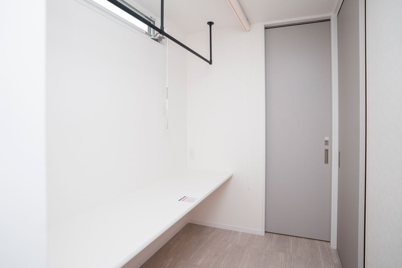 Rico Life. 久喜店 【44坪台｜美しい外観｜回遊動線】広いリビング、ペニンシュラキッチン、施主の想いを汲み取り描かれた邸宅の建築実例画像8