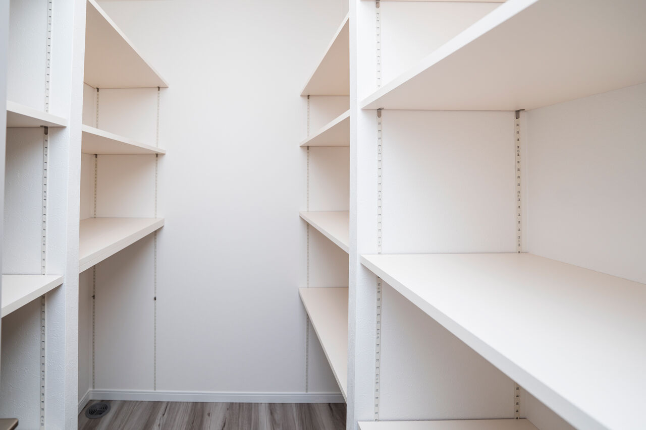 Rico Life. 久喜店 【44坪台｜美しい外観｜回遊動線】広いリビング、ペニンシュラキッチン、施主の想いを汲み取り描かれた邸宅の建築実例画像9