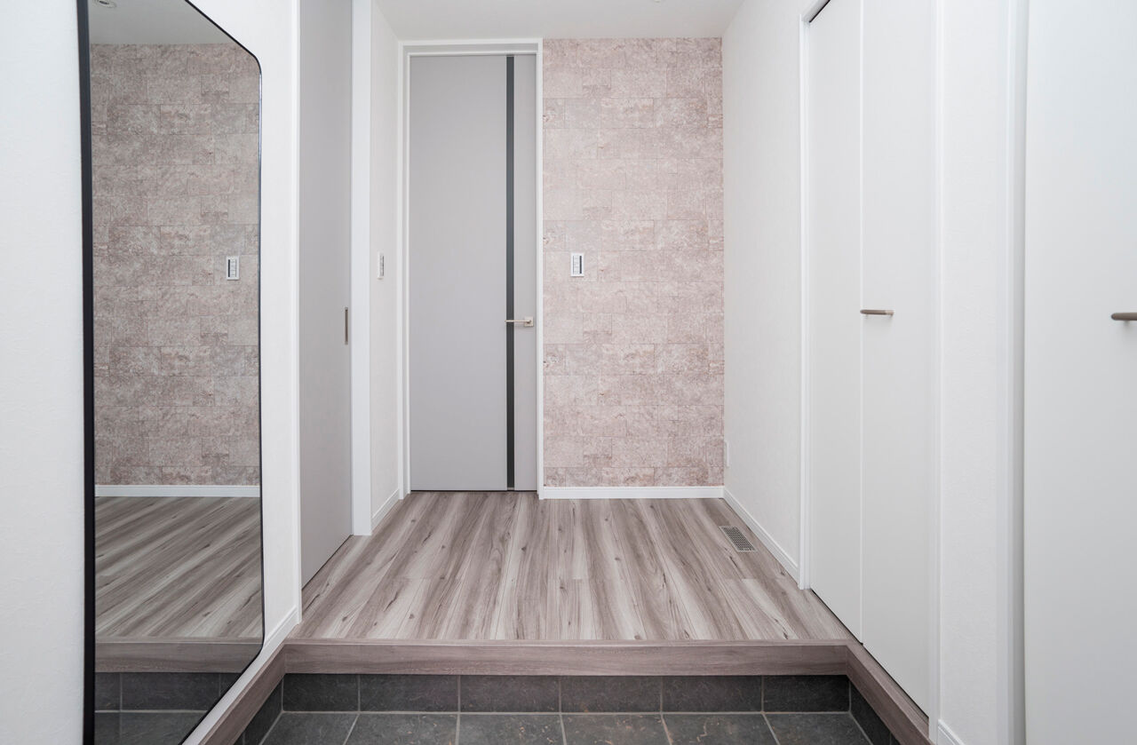 Rico Life. 久喜店 【44坪台｜美しい外観｜回遊動線】広いリビング、ペニンシュラキッチン、施主の想いを汲み取り描かれた邸宅の建築実例画像10