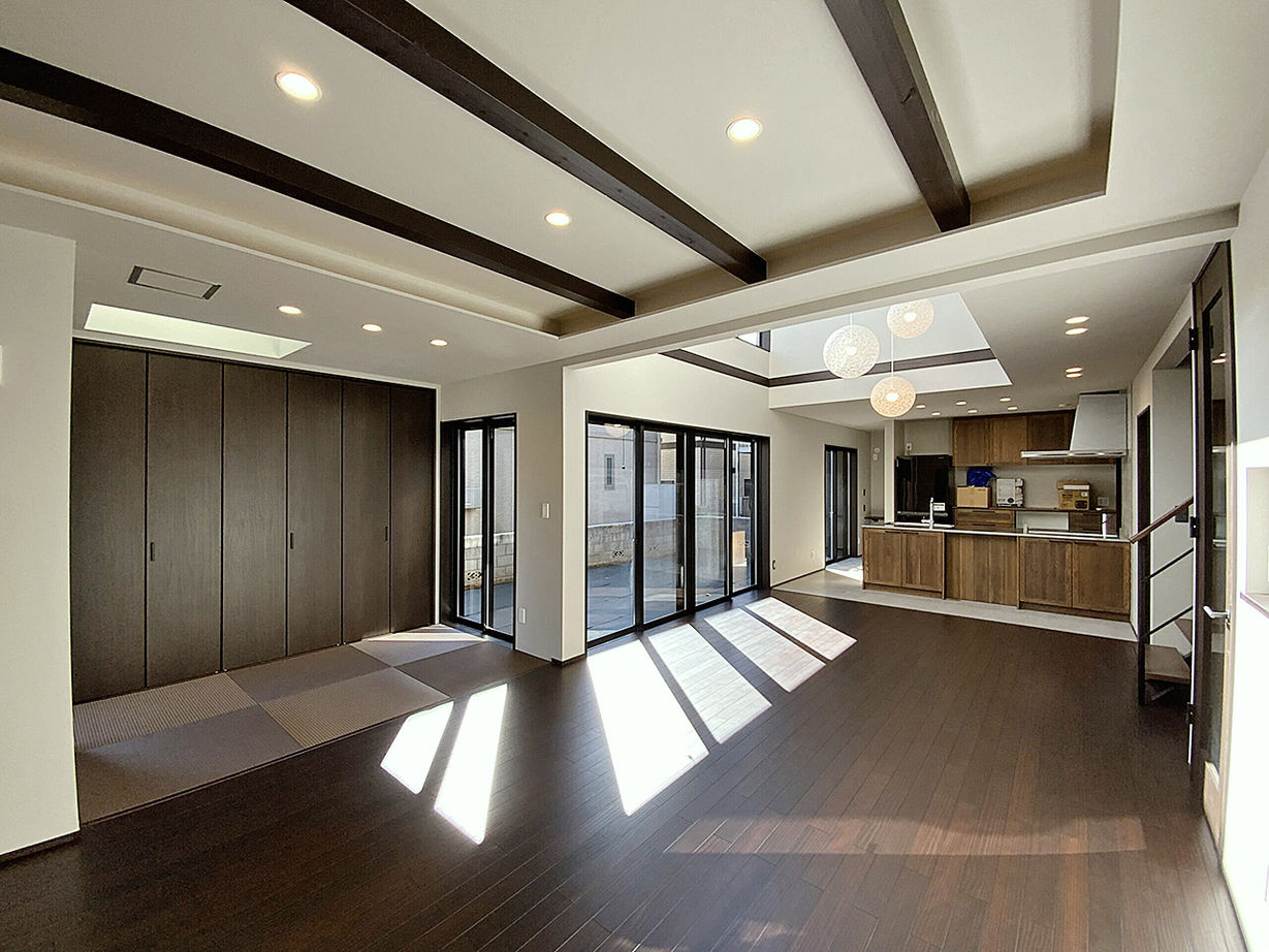 【神奈川の家づくり】セントラルホーム 【UA値0.58／座間市／ZEH】目線の抜けを意識して空間の広がりを実現。耐震性まで安心の家の建築実例画像2