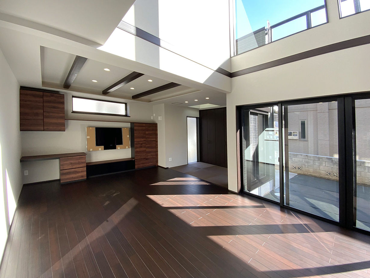 【神奈川の家づくり】セントラルホーム 【UA値0.58／座間市／ZEH】目線の抜けを意識して空間の広がりを実現。耐震性まで安心の家の建築実例画像3