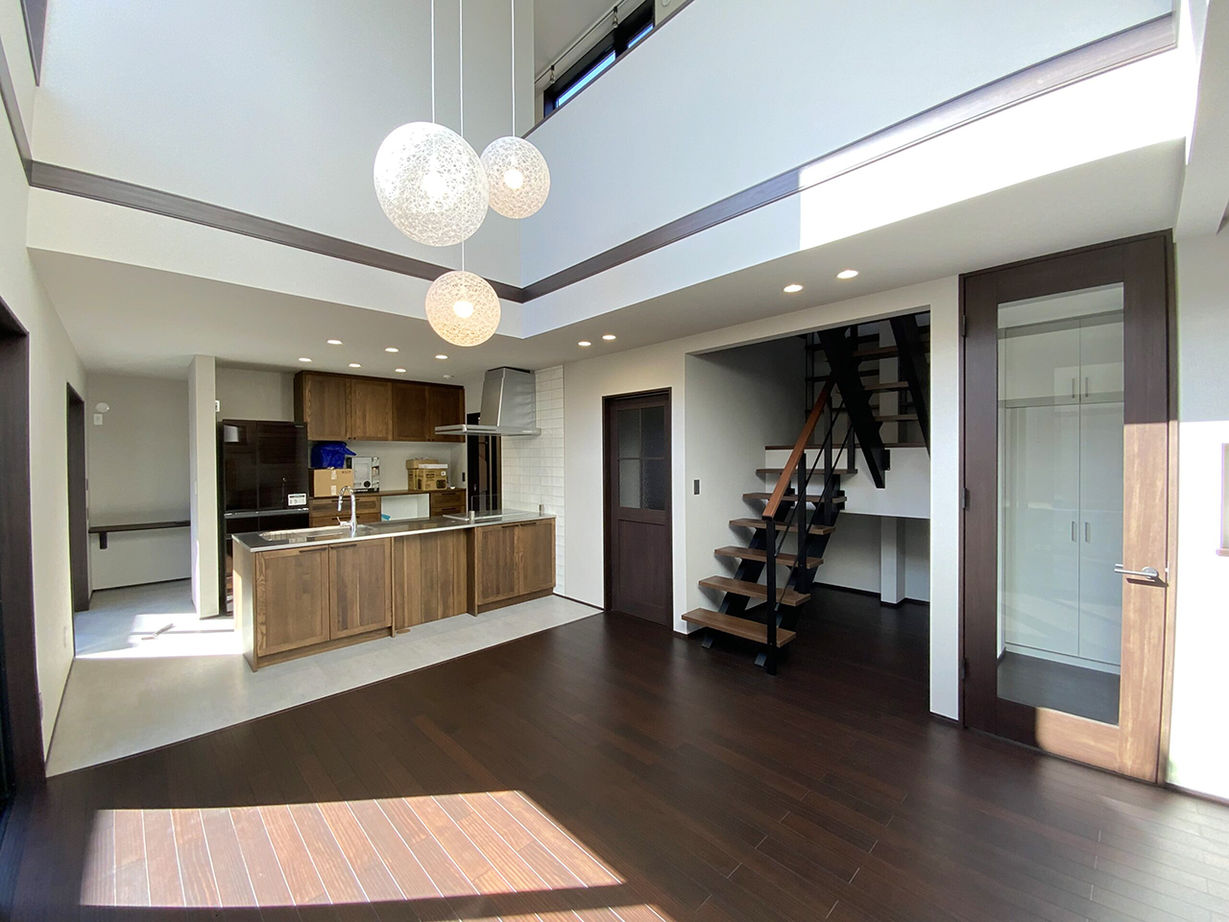 【神奈川の家づくり】セントラルホーム 【UA値0.58／座間市／ZEH】目線の抜けを意識して空間の広がりを実現。耐震性まで安心の家の建築実例画像4