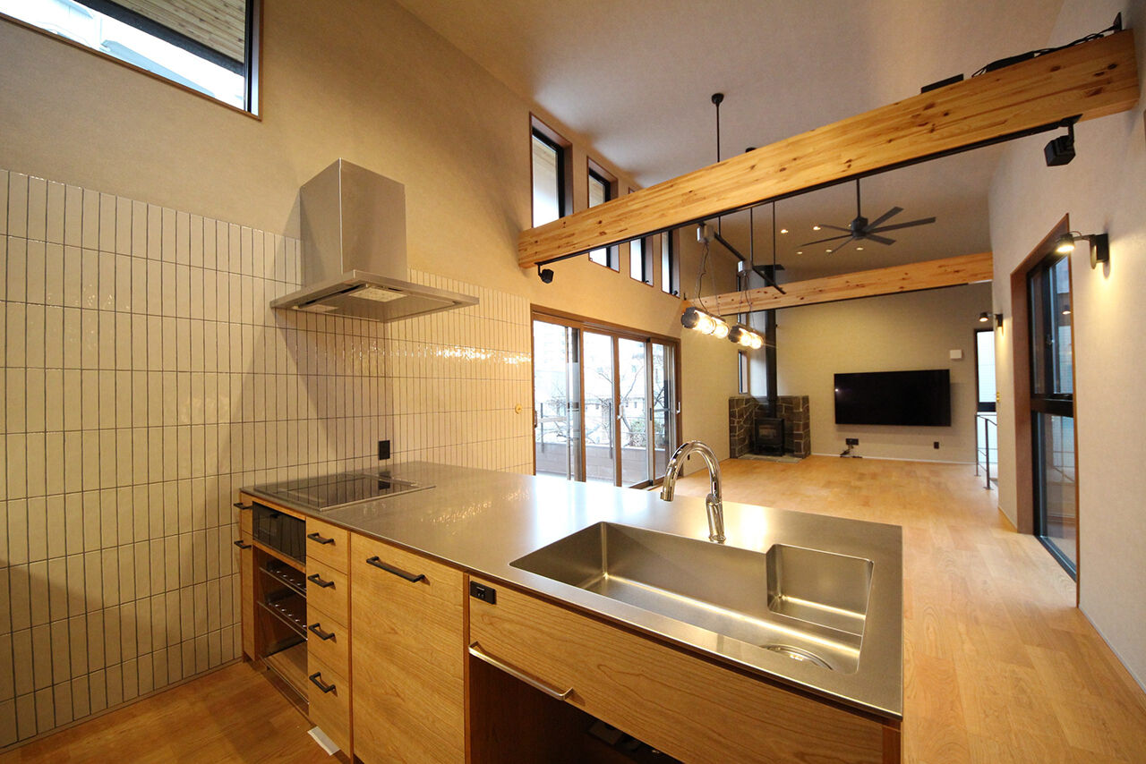 【神奈川の家づくり】セントラルホーム 【藤沢／薪ストーブ／ビルトインガレージ】プライバシーと開放感を両立。１年中心地よく暮らす２階LDKの家の建築実例画像4