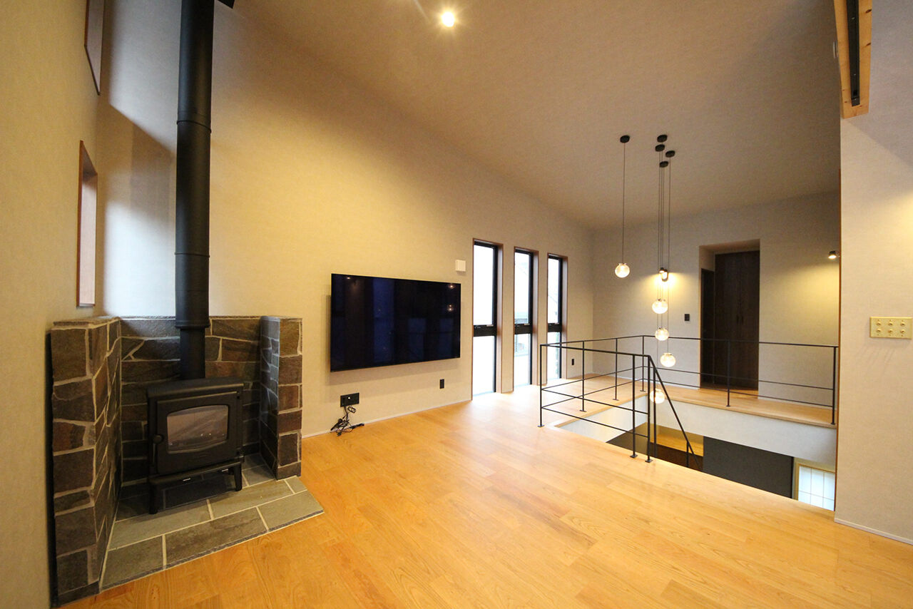 【神奈川の家づくり】セントラルホーム 【藤沢／薪ストーブ／ビルトインガレージ】プライバシーと開放感を両立。１年中心地よく暮らす２階LDKの家の建築実例画像6