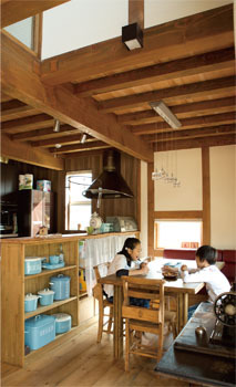 渡部製作所 【札幌市/薪ストーブ/】ヒバに赤松、真壁の吹抜け 樹齢千年の森の中を旅する家の建築実例画像1