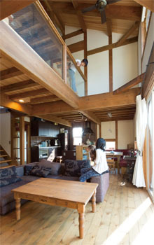 渡部製作所 【札幌市/薪ストーブ/】ヒバに赤松、真壁の吹抜け 樹齢千年の森の中を旅する家の建築実例画像2