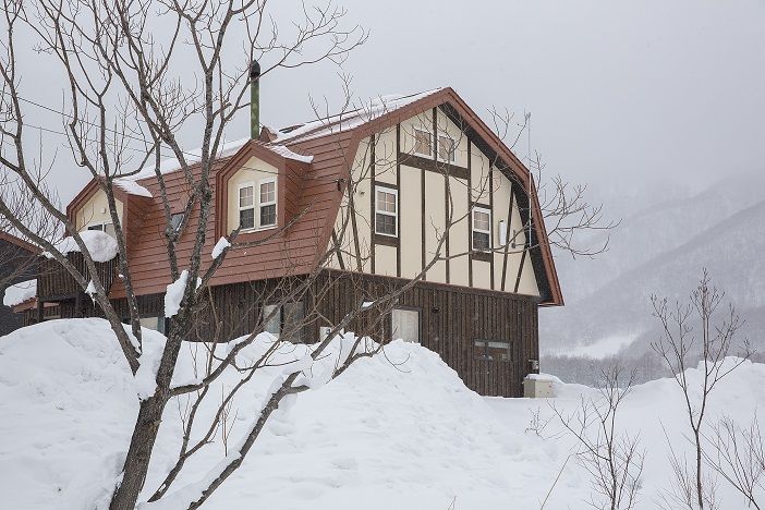 渡部製作所 【薪ストーブ/パッシブ設計/ロフト/土間】赤井川の美しい自然になじむ、懐かしくもモダンな農家の家の建築実例画像9