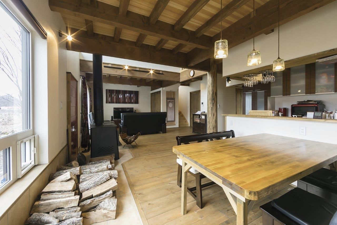 渡部製作所 【平取町/土間/ロフト/薪ストーブ】専属大工の手仕事の美しさで農家の安らぎを叶えたムクの家の建築実例画像1