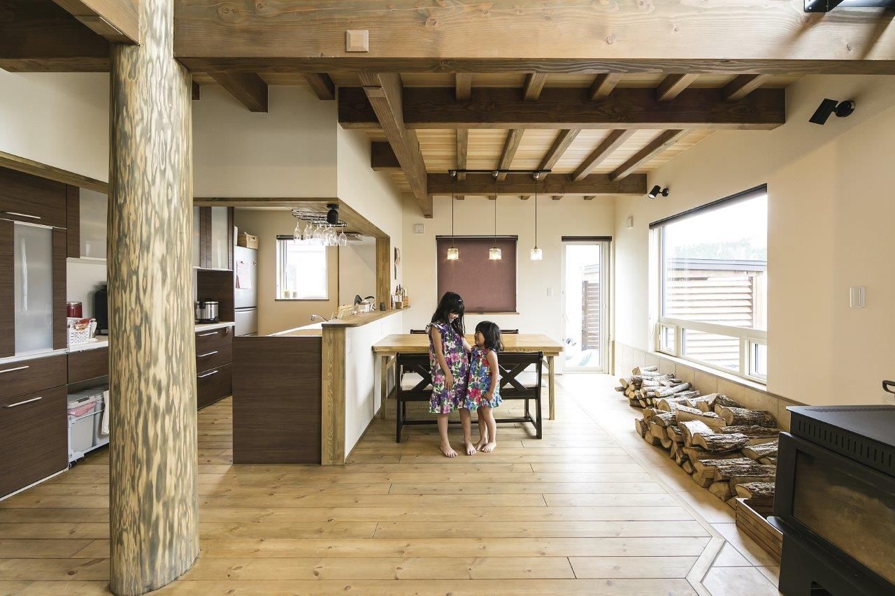 渡部製作所 【平取町/土間/ロフト/薪ストーブ】専属大工の手仕事の美しさで農家の安らぎを叶えたムクの家の建築実例画像2