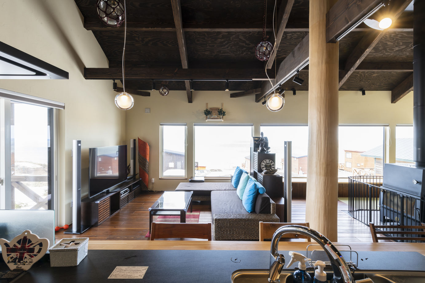 渡部製作所 【平屋/薪ストーブ/ロフト】海の見える南国ヴィラ風の平屋の建築実例画像2