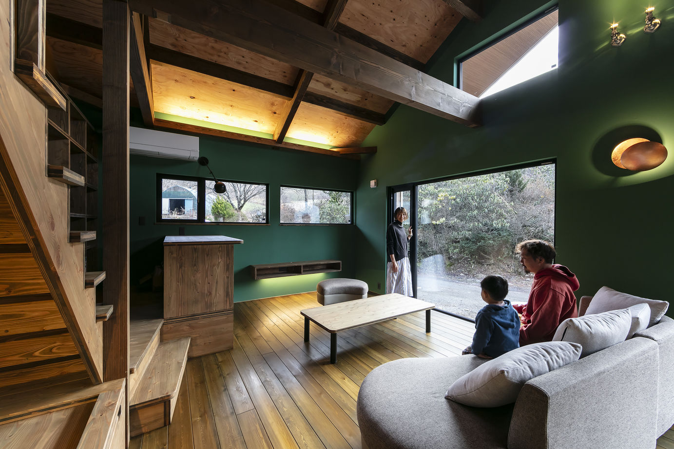 渡部製作所 【日高町/無垢材/平屋】日高町のおおらかな自然に抱かれた薪ストーブの暮らしの建築実例画像2