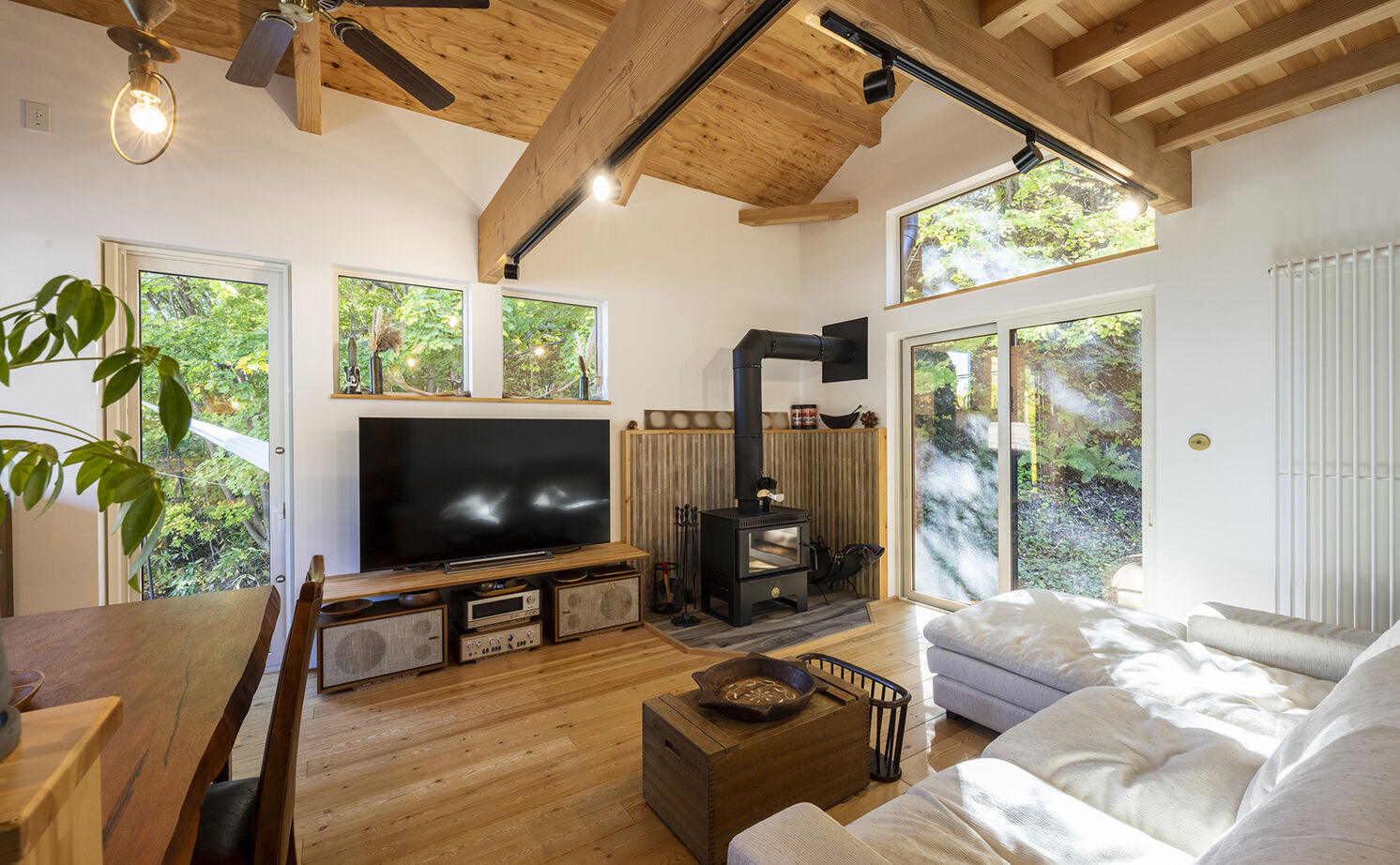 渡部製作所 【2000万円台/札幌市/無垢材/薪ストーブ】森とつながるような暮らし。職人の手仕事で叶える自然素材の家の建築実例画像2