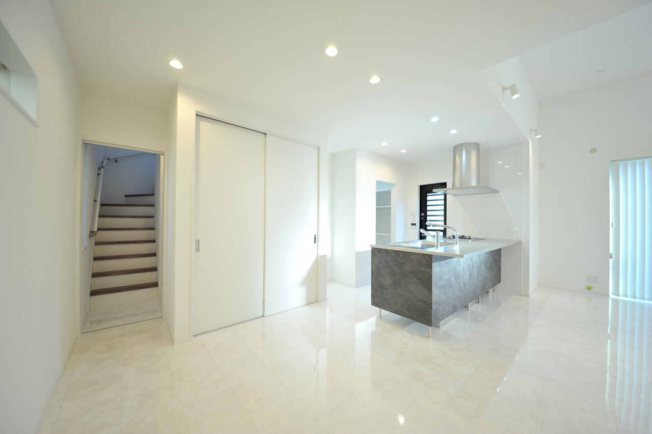 UK LIFE DESIGN 【1450万円/スキップフロア】大理石調タイルを敷き詰めたラグジュアリーな家の建築実例画像2