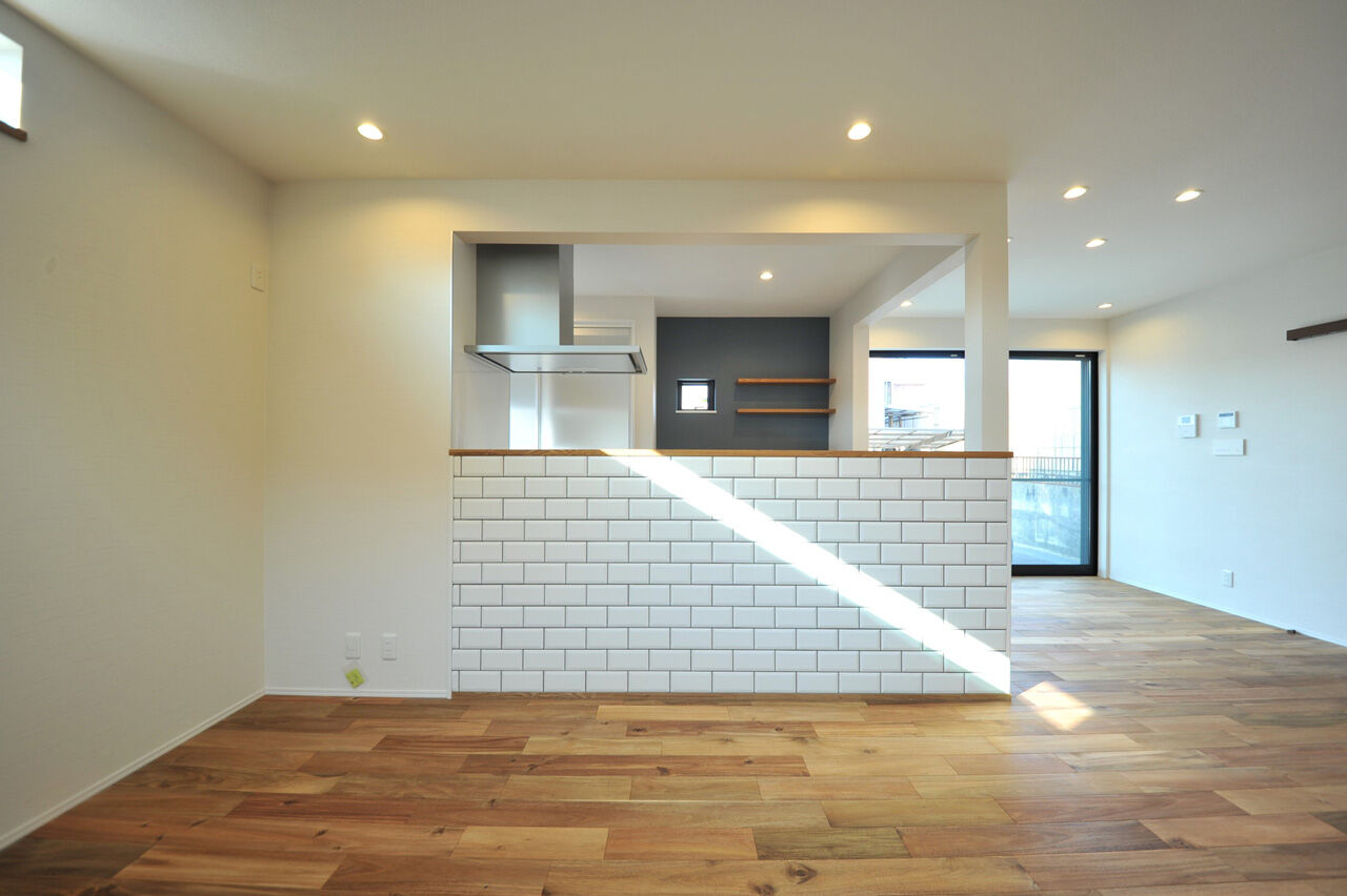 UK LIFE DESIGN 【1600万円/踊り場】そり立つ板張りの壁が印象的。屋上バルコニーのある家の建築実例画像2