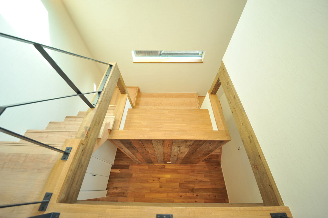 UK LIFE DESIGN 【1600万円/踊り場】そり立つ板張りの壁が印象的。屋上バルコニーのある家の建築実例画像3