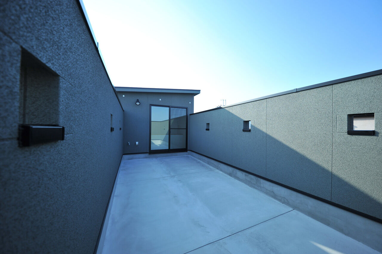 UK LIFE DESIGN 【1600万円/踊り場】そり立つ板張りの壁が印象的。屋上バルコニーのある家の建築実例画像4