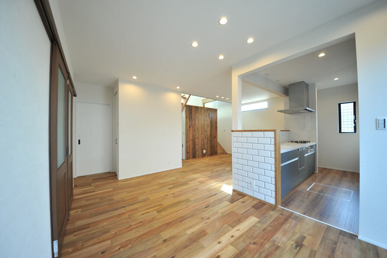 UK LIFE DESIGN 【1600万円/踊り場】そり立つ板張りの壁が印象的。屋上バルコニーのある家の建築実例画像5